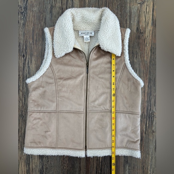 Jones Wear Sport Women's Size 4 Tan Suede Vest w/Faux Sherpa Lining Vtg - Picture 5 of 11